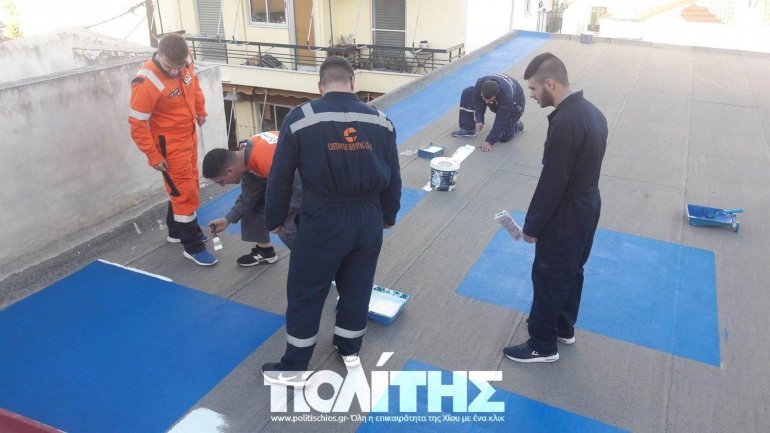 Μία τεράστια σημαία στην οροφή της ΑΕΝ Μηχανικών Χίου