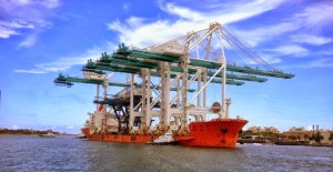 Γερανοί - γίγαντες μεταφέρθηκαν με πλοίο στο Μαϊάμι [φωτο]