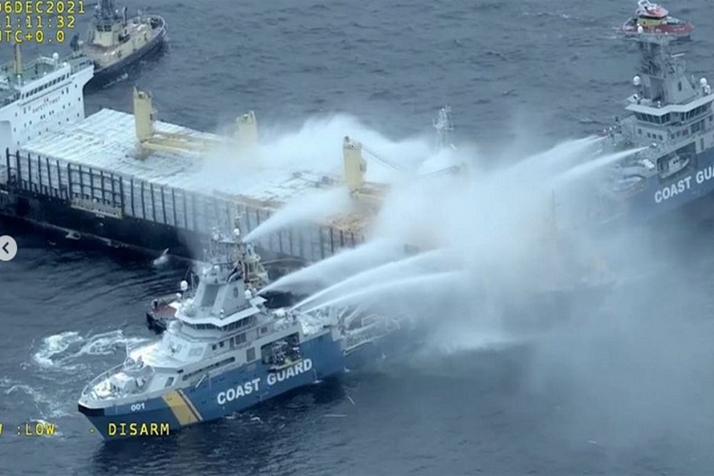 Συνεχίζει για τέταρτη μέρα να φλέγεται το πλοίο μεταφοράς ξυλείας στην Σουηδία (ΒΙΝΤΕΟ)