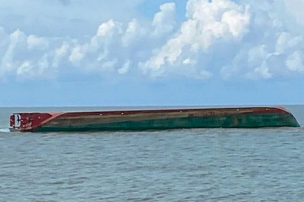 Φορτηγό πλοίο ανατράπηκε - 9 ναυτικοί αγνοούνται