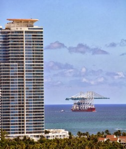 Γερανοί - γίγαντες μεταφέρθηκαν με πλοίο στο Μαϊάμι [φωτο]