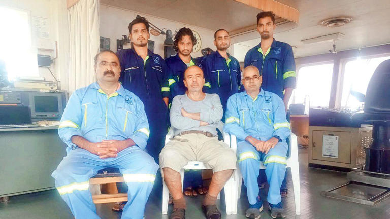 7 μέλη του πληρώματος έχουν εγκλωβιστεί στο πλοίο Ocean Explorer - Φοβούνται για τη ζωή τους