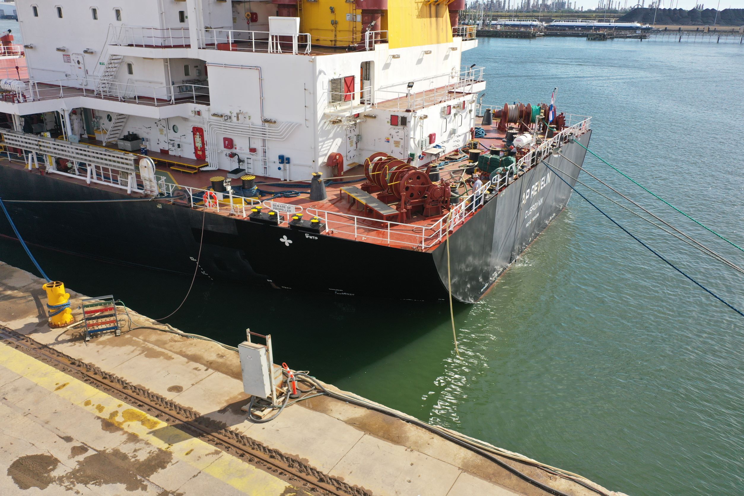 Φωτογραφίες: Φορτηγό πλοίο που έχει υποστεί σοβαρές ζημιές μετά την σύγκρουση με άλλο πλοίο επισκευάστηκε σε μόλις 35 ημέρες!