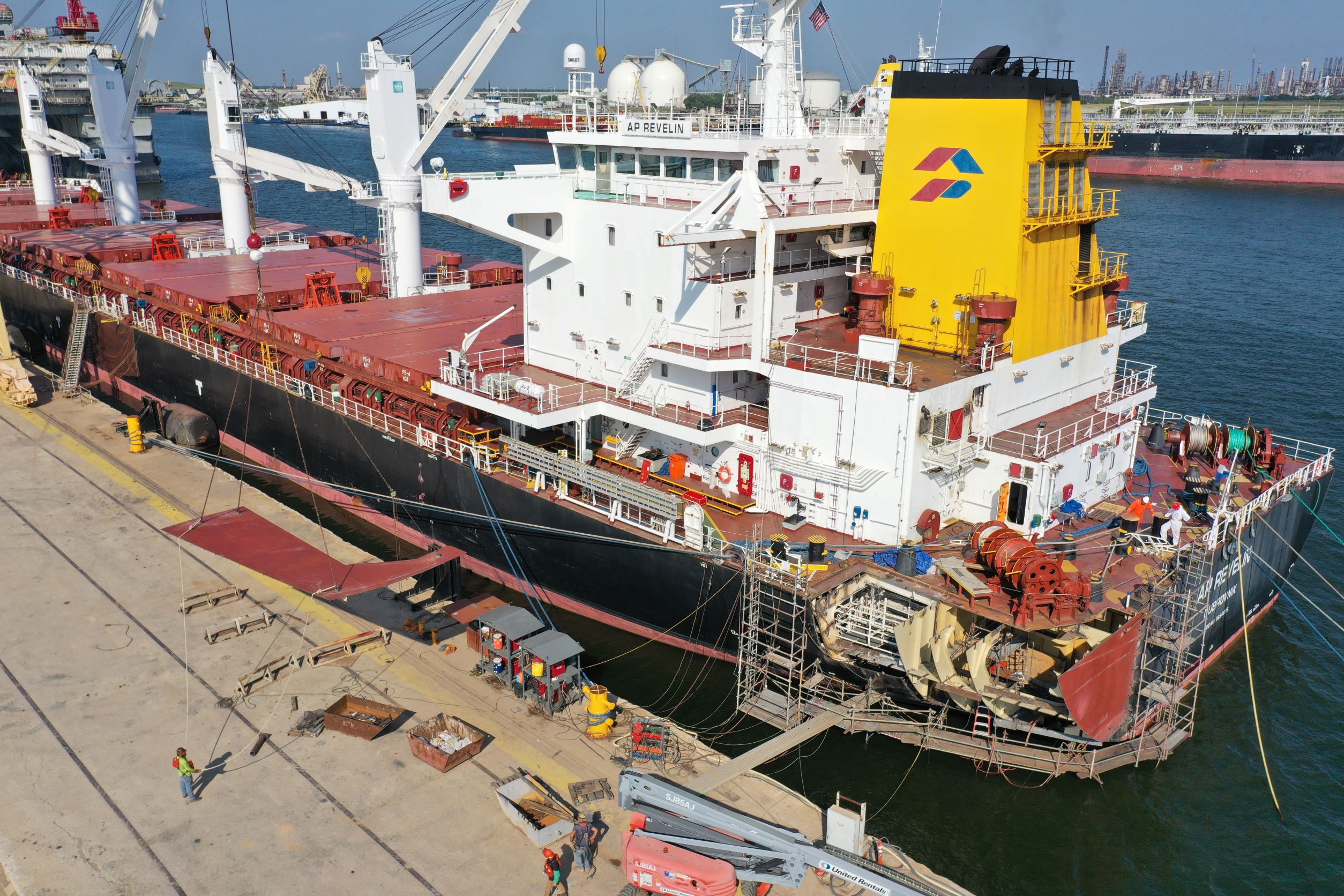 Φωτογραφίες: Φορτηγό πλοίο που έχει υποστεί σοβαρές ζημιές μετά την σύγκρουση με άλλο πλοίο επισκευάστηκε σε μόλις 35 ημέρες!