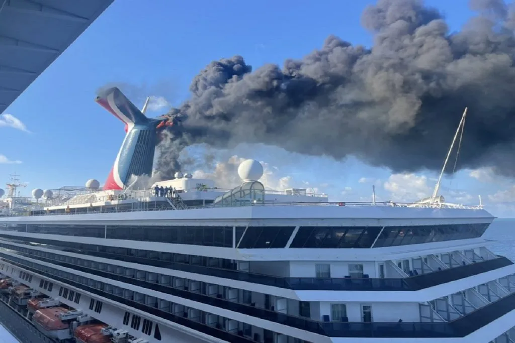 Φωτιά στο κρουαζιερόπλοιο «Carnival Freedom» (video)