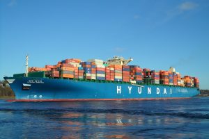 Container_ship_Hyundai_Ambition_leaving_Hamburg_in_November_2013