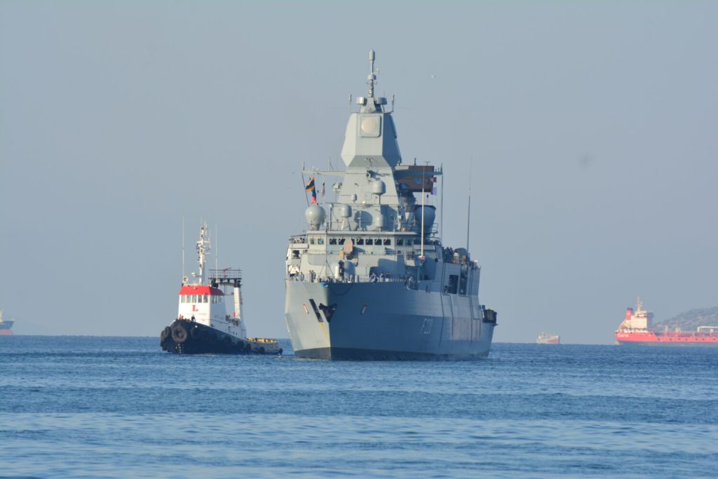 Η Γερμανική φρεγάτα FGS HAMBURG F220 στο λιμάνι του Πειραιά (Video)