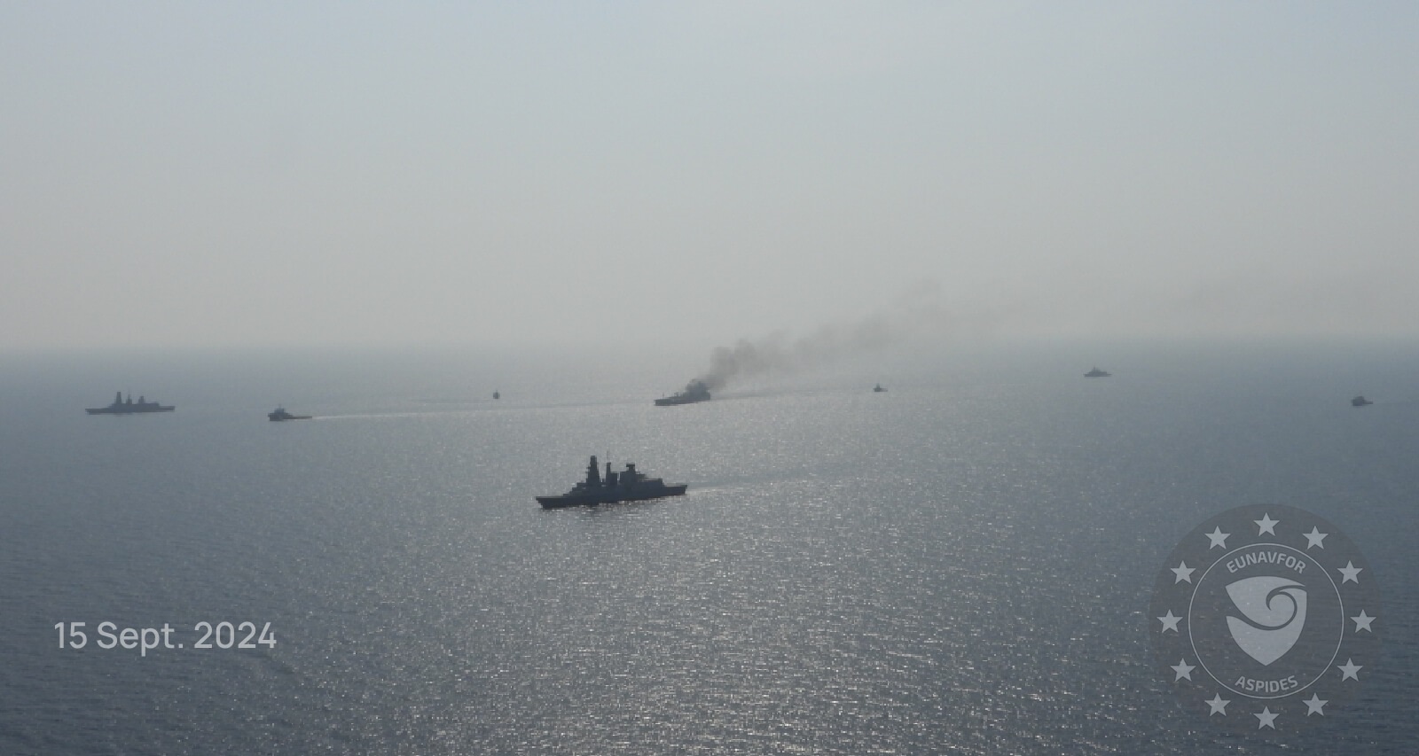 Εντυπωσιακές εικόνες: Το ελληνικό ρυμουλκό ρυμουλκεί το φλεγόμενο ελληνικό τάνκερ στην ερυθρά θάλασσα