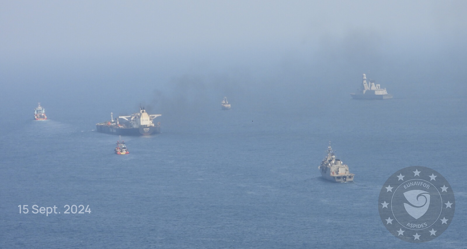 Εντυπωσιακές εικόνες: Το ελληνικό ρυμουλκό ρυμουλκεί το φλεγόμενο ελληνικό τάνκερ στην ερυθρά θάλασσα