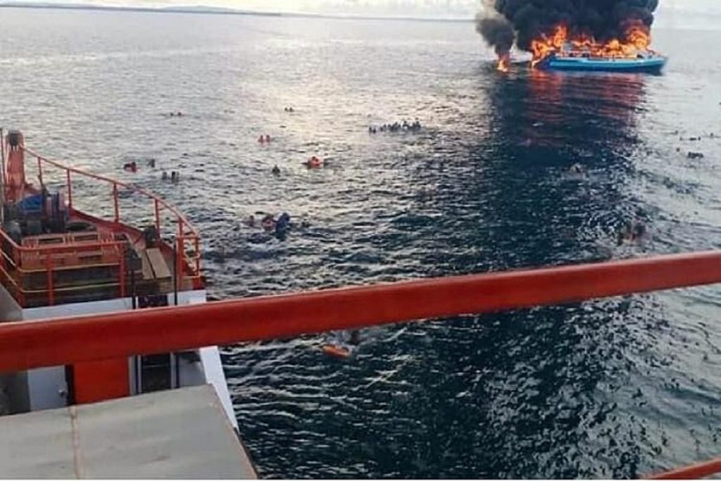 Συγκλονιστικό βίντεο με το φλεγόμενο ferry στις Φιλιππίνες