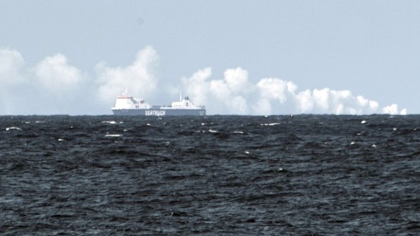 Frachter-Purple-Beach-dpa-27-05-2015