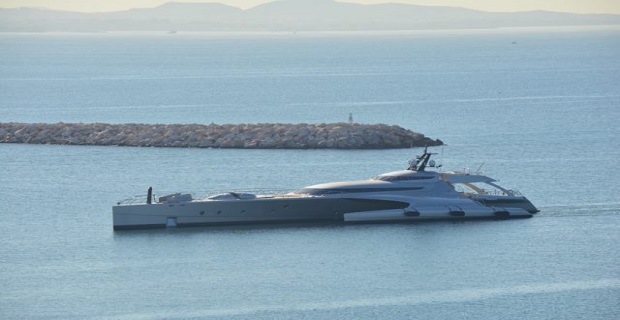 Στο Φάληρο το εντυπωσιακό τριμαράν “Galaxy” [βίντεο]