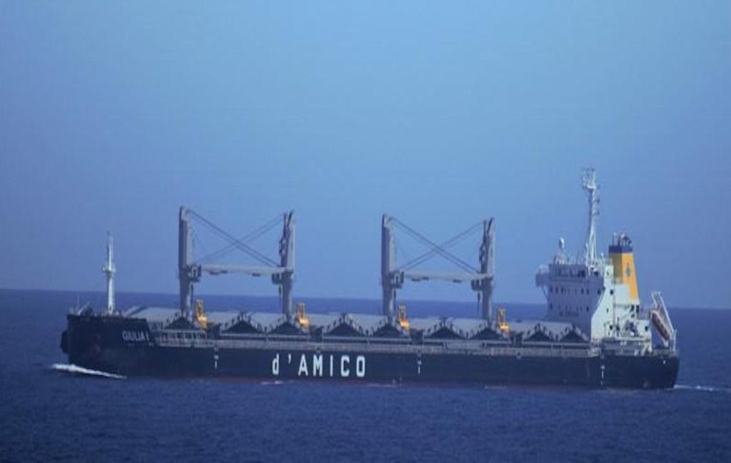 Ένας ναυτικός έχασε τη ζωή του και τρείς τραυματίστηκαν από τεράστια κύματα