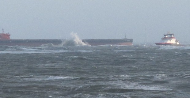 Προσάραξη Panamax στην Βόρεια Θάλασσα εξαιτίας της κακοκαιρίας (photos) Προσάραξη Panamax στην Βόρεια Θάλασσα εξαιτίας της κακοκαιρίας (photos)