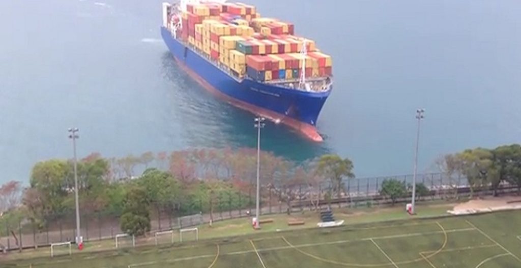 Όταν ένα containership βγαίνει στη... σέντρα (video)