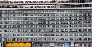 Harmony_of_the_Seas_sets_sail_from_South