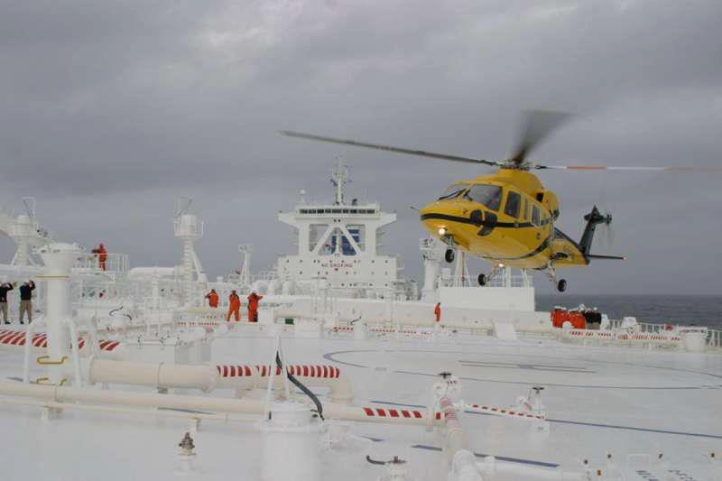 Φωτογραφία ημέρας - Helicopter landing on deck Φωτογραφία ημέρας - Helicopter landing on deck