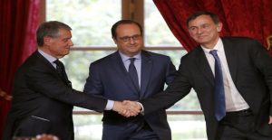 Laurent Castaing, President of STX France, shakes hands with MSC Chairman Gianluigi Aponte as French President Francois Hollande looks on at the Elysee palace in Paris