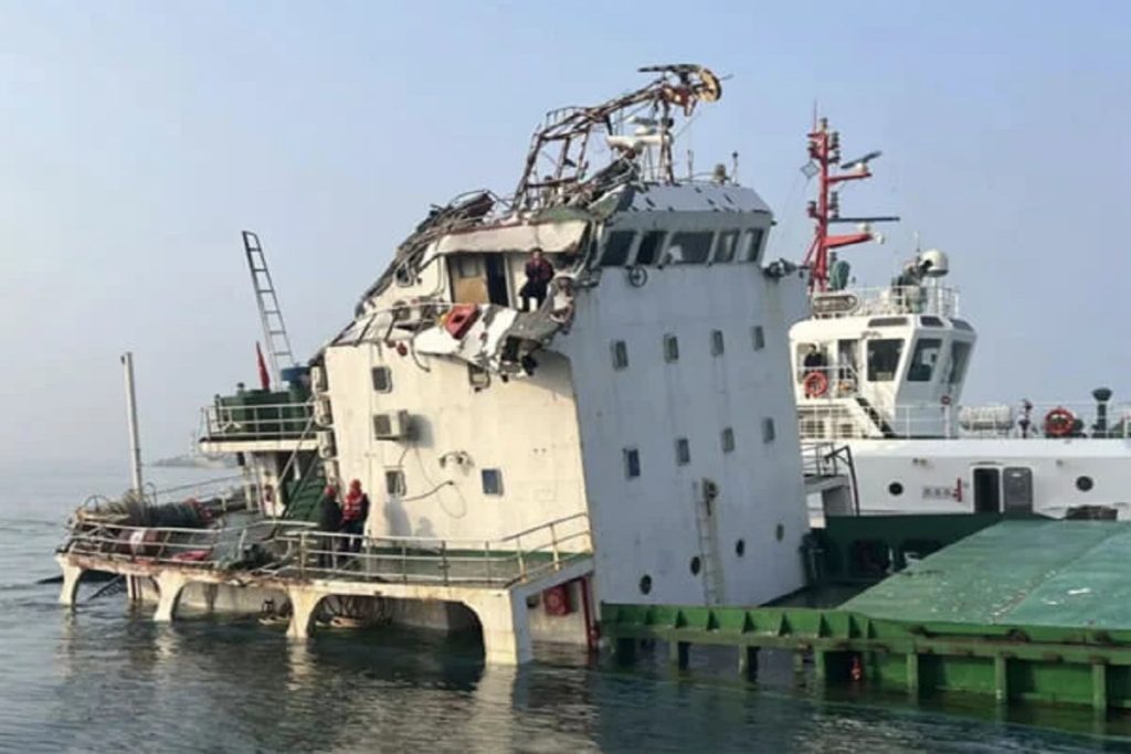 Πλοίο μεταφοράς κοντέινερ 335 μέτρων συγκρούστηκε με φορτηγό πλοίο το οποίο παραλίγο να βουλιάξει
