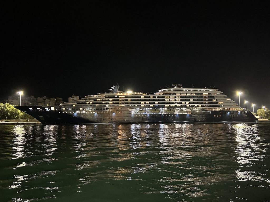ILMA: Το κρουαζιερόπλοιο-yacht του ξενοδοχειακού κολοσσού Ritz-Carlton για πρώτη φορά στον Πειραιά