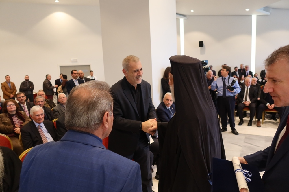 Τιμήθηκε από την ΠΕΠΕΝ ο μητροπολίτης Σύρου Δωρόθεος Β’