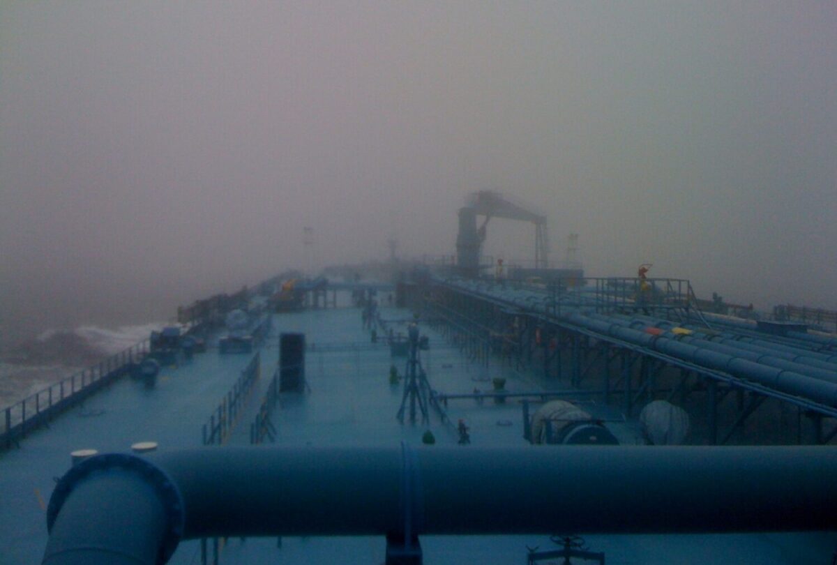 Θυμάμαι μια φορά που ήμουν μπαρκαρισμένος την περίοδο των Χριστουγέννων. Μια περίοδο του χρόνου στην οποία δεν υπάρχει κάτι καλύτερο από το να βρίσκεσαι στο σπίτι σου. Τα Χριστούγεννα στο καράβι δεν είναι κάτι εύκολο για τους ναυτικούς.