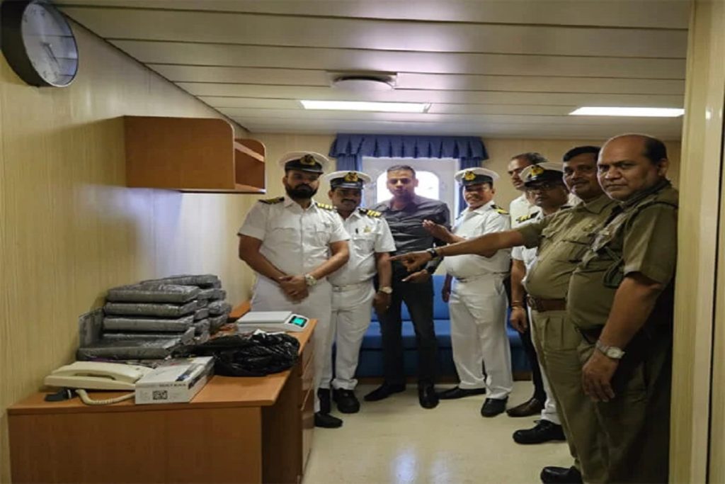 Υπό κράτηση τέθηκε φορτηγό πλοίο και το πλήρωμα του για μεταφορά Κοκαΐνης