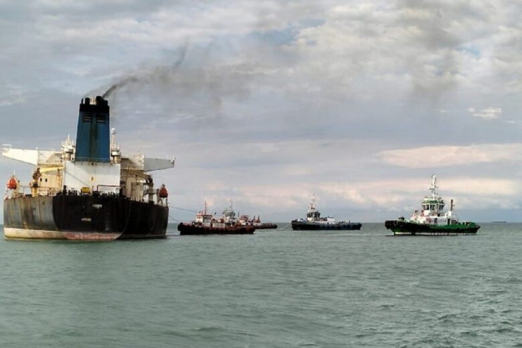 Μεγάλη επιχείρηση για την επανάπλευση του προσαραγμένου τάνκερ «-φάντασμα»- Είναι η δεύτερη προσάραξη σε 14 μήνες