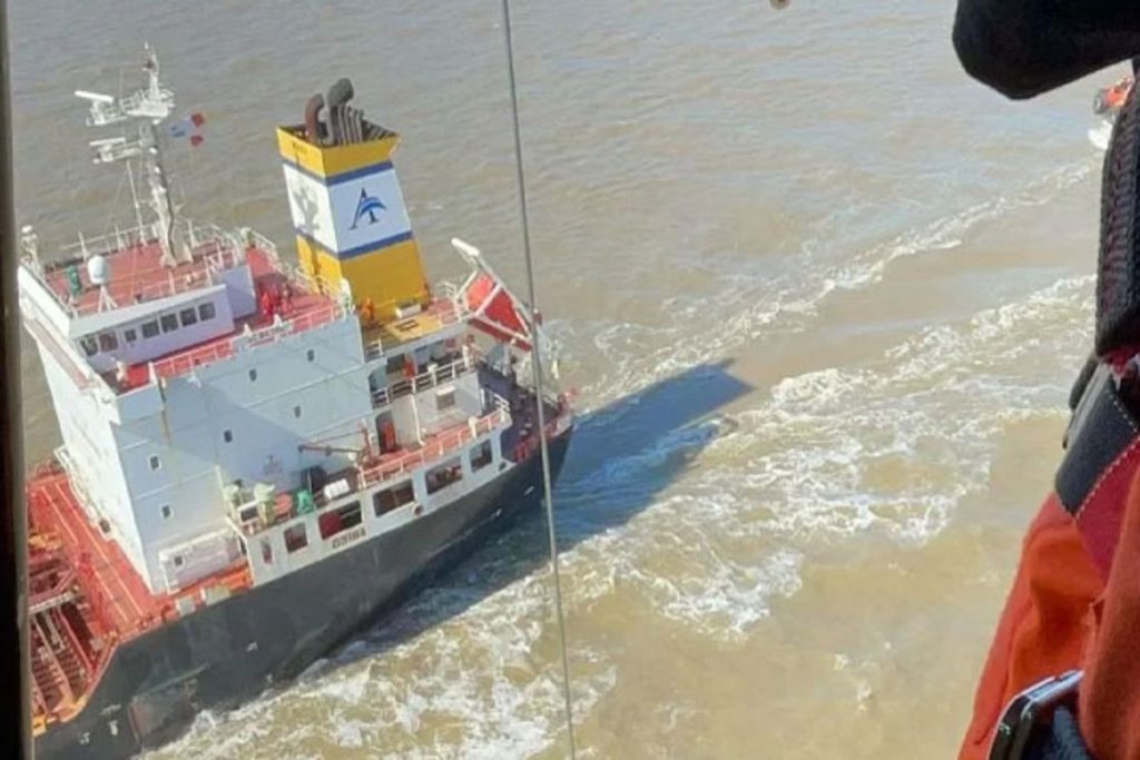 Ο πλοίαρχος δεξαμενόπλοιου που προσάραξε υπέστη εγκεφαλικό επεισόδιο!