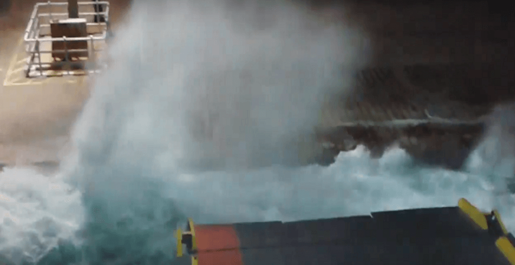 Το «Νήσος Μύκονος» που παλεύει σε αντίξοες συνθήκες να δέσει στο λιμάνι της Μυκόνου