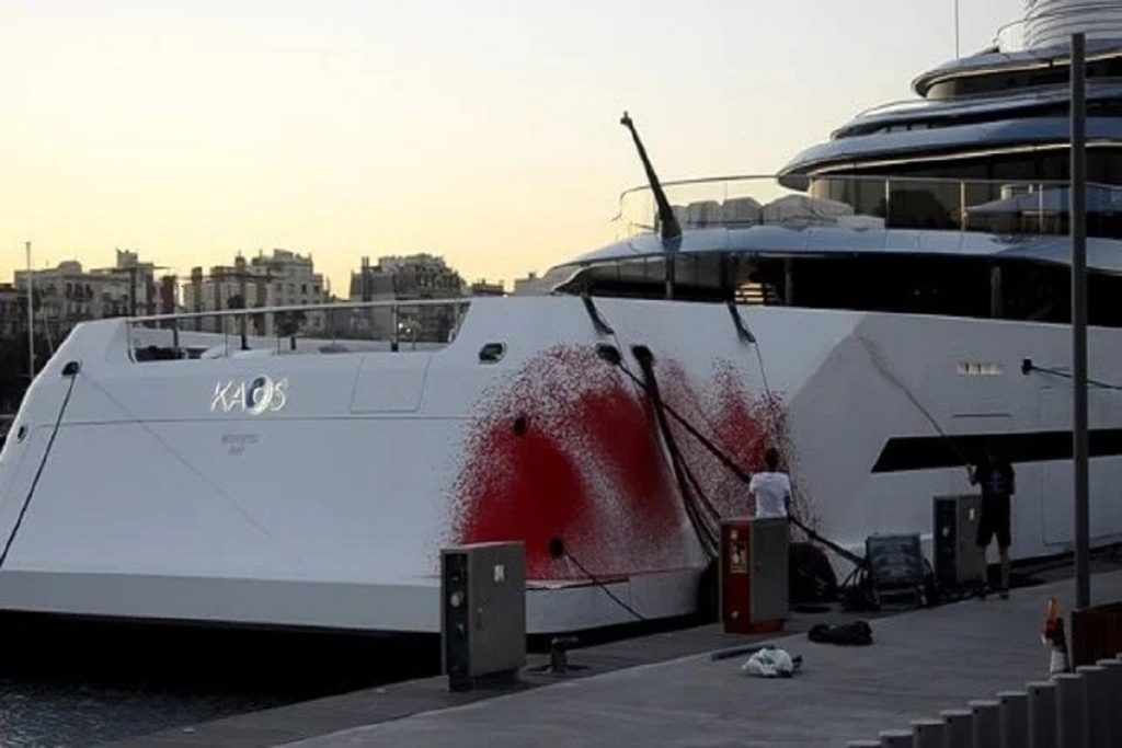 Ακτιβιστές επιτέθηκαν στο σούπερ γιοτ που ανήκει σε έναν από τους πλουσιότερους ανθρώπους του κόσμου! (video)