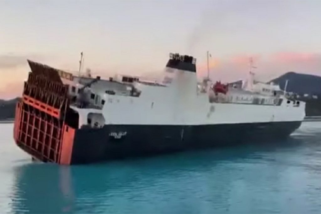 Πλοίο μεταφοράς οχημάτων πήρε μεγάλη κλίση και πραγματοποίησε ελεγχόμενη προσάραξη (video)