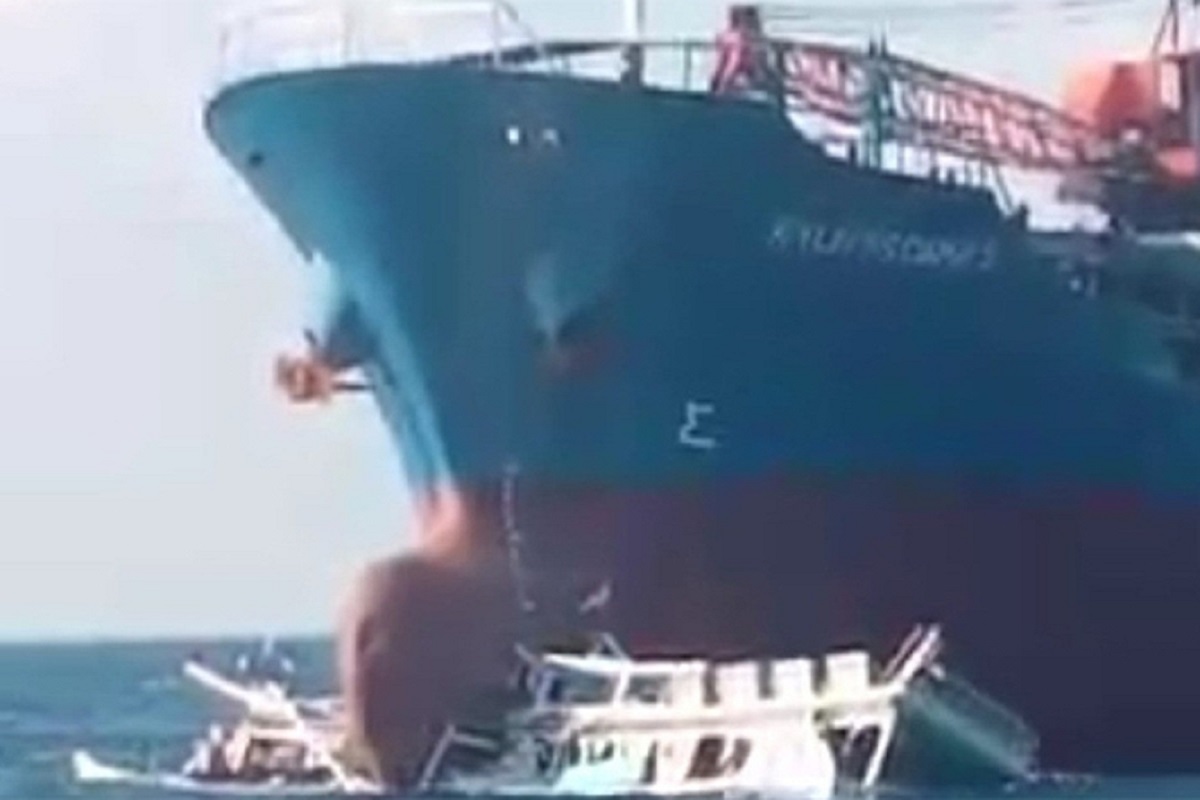 Βίντεο: Φορτηγό πλοίο εμβόλισε αλιευτικό σκάφος που βρισκόταν πάνω στη πορεία του!