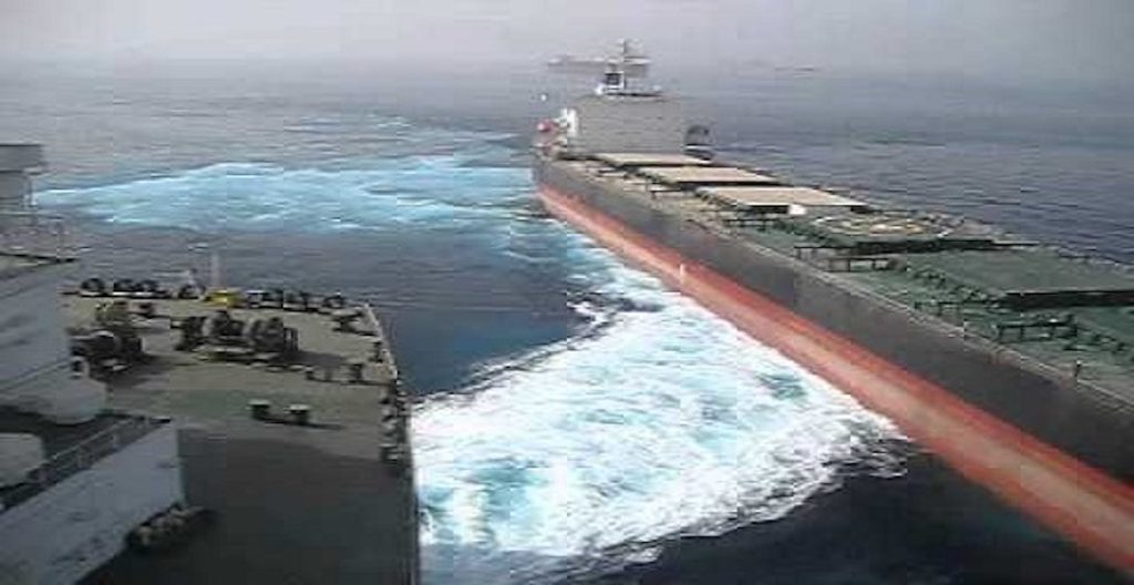 Δείτε την παραλίγο σύγκρουση ενός VLCC κι ενός πλοίου χύδην φορτίου (video)