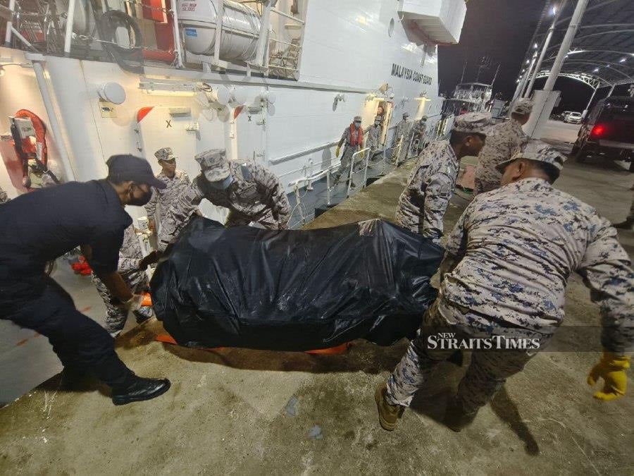 4 ναυτικοί ανασύρθηκαν νεκροί μετά την ανατροπή του φορτηγού πλοίου Tung Sung (photo)