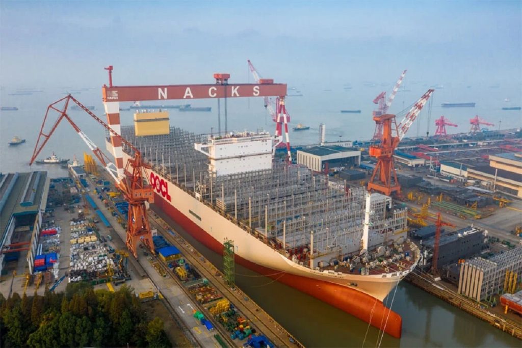 Στο νερό το νέο γιγαντιαίο πλοίο των 24,000 TEU που κατασκευάζεται στα Κινέζικα ναυπηγεία