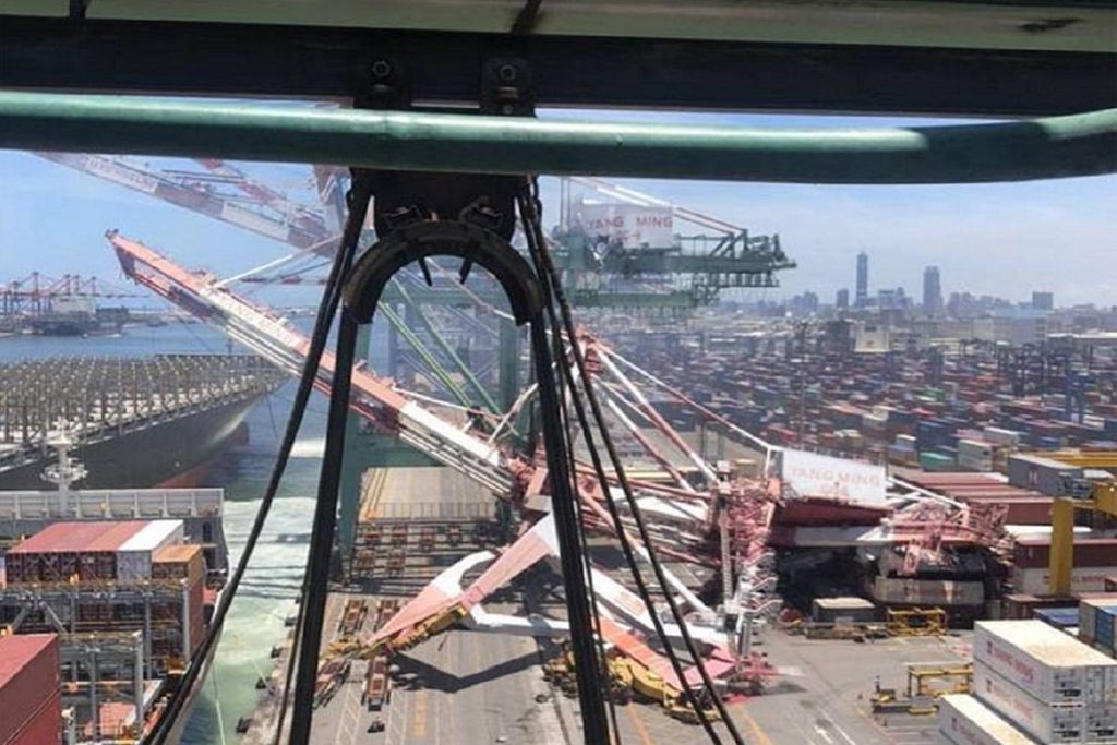 ΒΙΝΤΕΟ: Πλοίο κοντέινερ της OOCL προσέκρουσε σε 2 γερανούς προκαλώντας καταστροφή - 2 άνθρωποι παγιδεύτηκαν