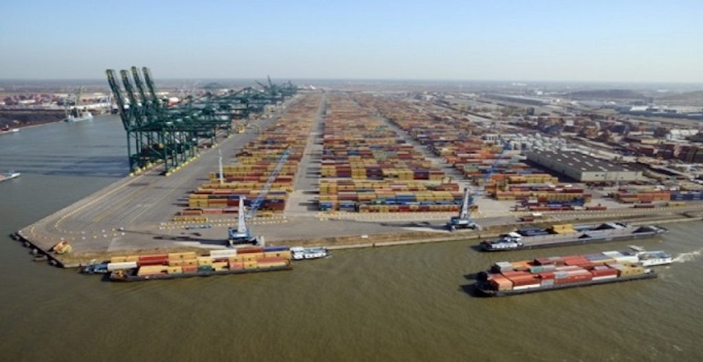Containership της Maersk συγκρούεται με προβλήτα στην Αμβέρσα (video)
