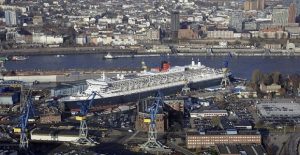 Queen Mary 2 in Elbe 17 Blohm+Voss Repair November 2011