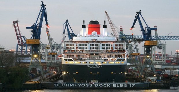 Στο Αμβούργο για “λιφτινγκ” το Queen Mary 2 (video) Die "Queen Mary 2" liegt am Samstagmorgen (26.11.2011) in Hamburg im Trockendock "ELBE 17" der Blohm + Voss Repair. Während des zehntägigen Werftaufenthaltes finden auf dem Kreuzfahrtschiff umfangreiche Überholungs- und Renovierungsarbeiten statt. Foto: Daniel Bockwoldt dpa/lno +++(c) dpa - Bildfunk+++