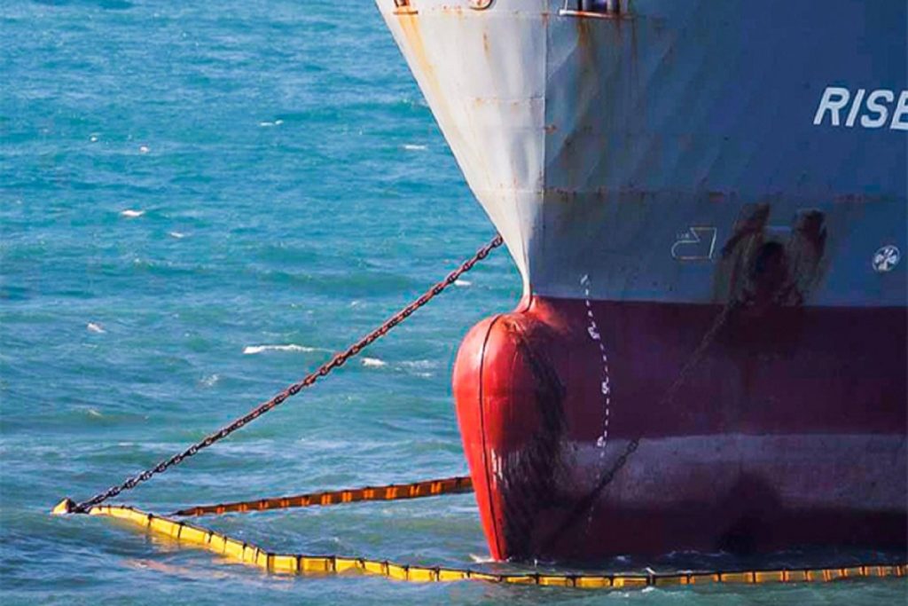 Συνεχίζεται η επιχείρηση διάσωσης του πλοίου μεταφοράς κοντέινερ που προσάραξε στα ανοικτά της Nakhodka (Photo)