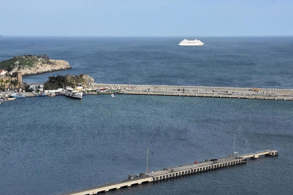 Ρωσικό κρουαζιερόπλοιο προσέκρουσε σε κυματοθραύστη στην Τουρκία