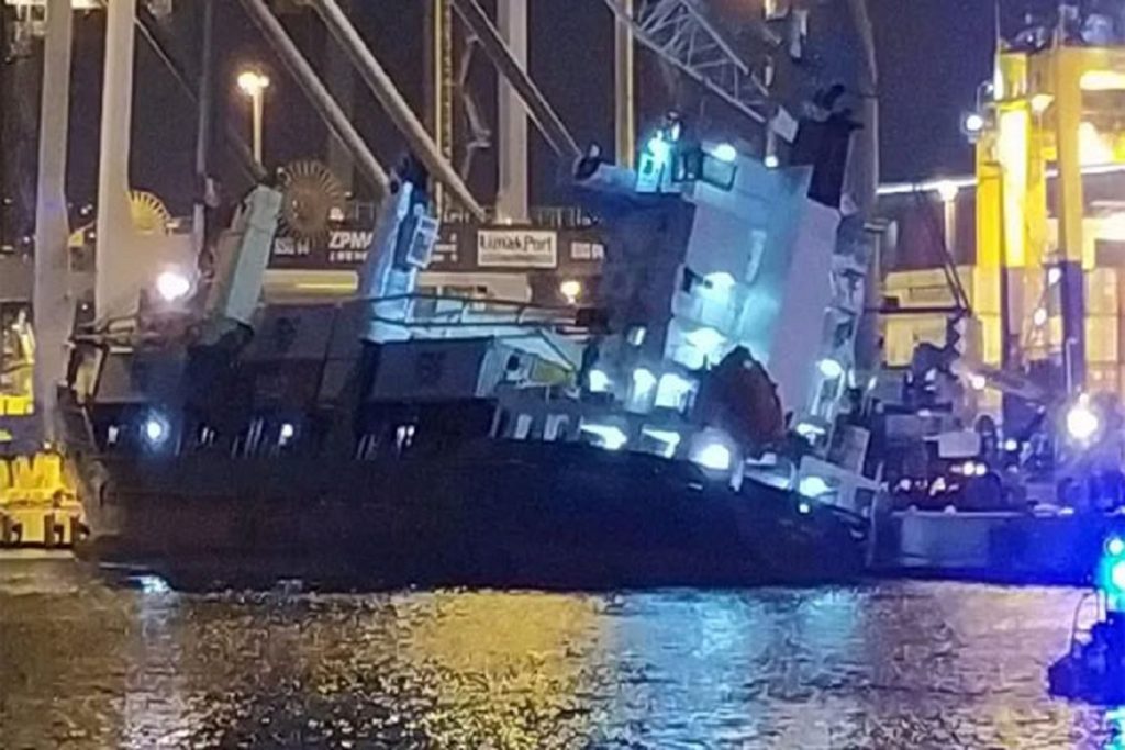 Πλοίο έχασε την ευστάθεια κατά την διάρκεια εκφόρτωσης στην Τουρκία και ανατράπηκε! (video & photo)