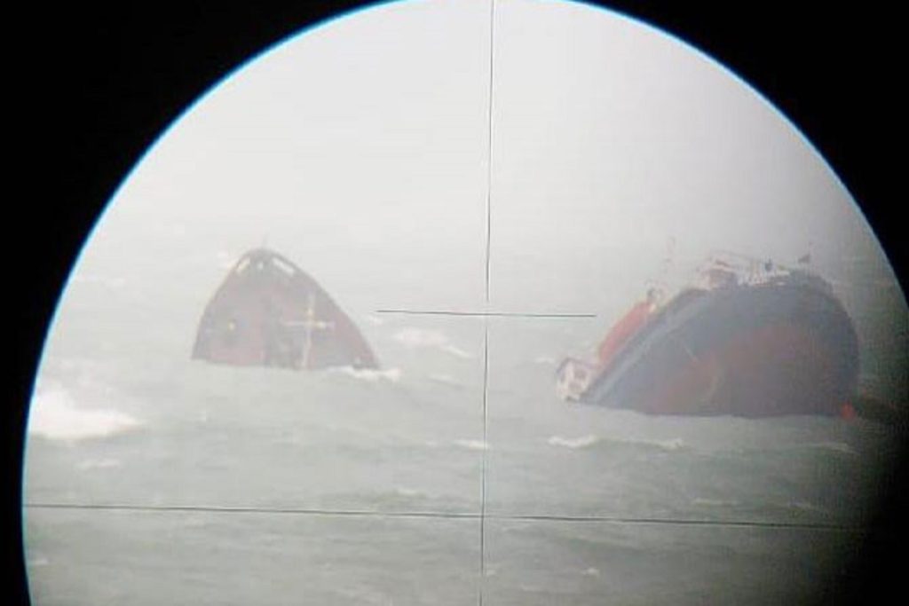 Φορτηγό πλοίο κόπηκε στα δύο- Ένας μέλος του πληρώματος ανασύρθηκε νεκρό και ένα είναι σε κρίσιμη κατάσταση (Βίντεο)