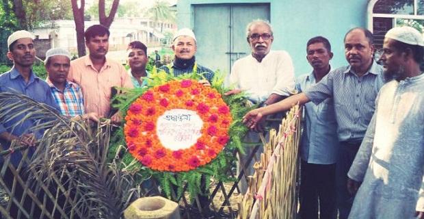 Σερί θανάσιμων εργατικών ατυχημάτων στα διαλυτήρια πλοίων του Μπαγκλαντές Συνδικαλιστές ενώ καταθέτουν στεφάνι σε τάφο εργαζομένου που έχασε τη ζωή του σε διαλυτήριο πλοίων