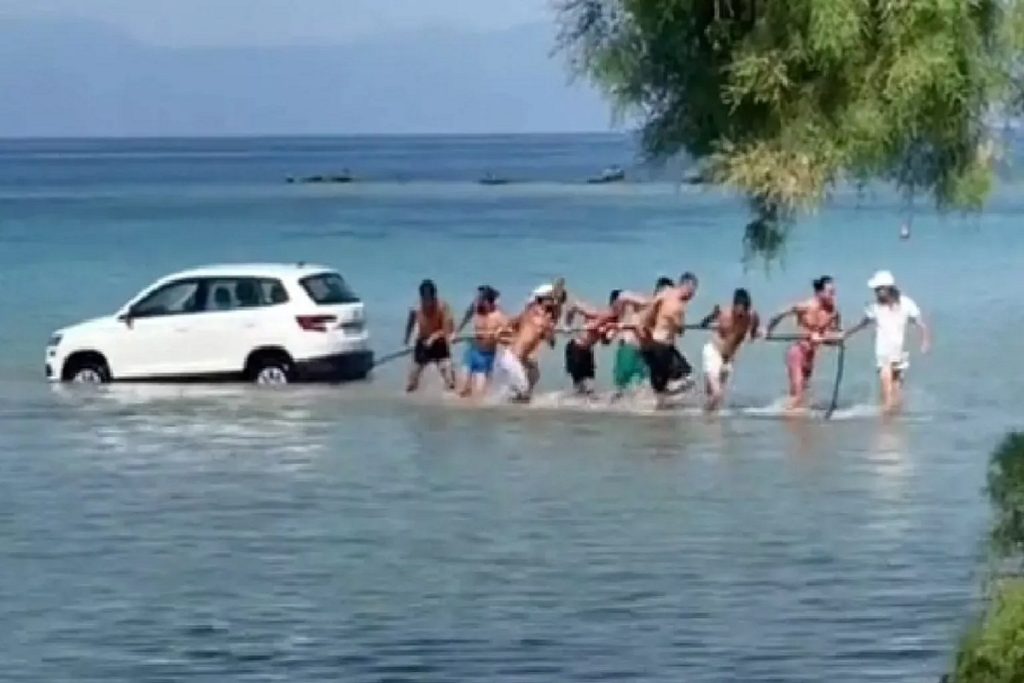 Αίγινα: Έκτακτη επιχείρηση διάσωσης ενός.... Skoda Karoq (video & photos)