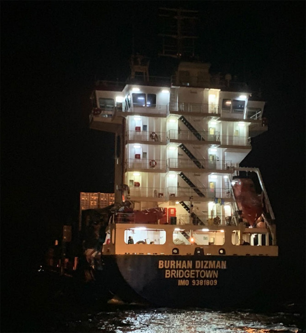 Δύο Τουρκικά φορτηγά πλοία συγκρούστηκαν στο αγκυροβόλιο της Κωνσταντινούπολης και υπέστησαν σοβαρές ζημιές (Φωτο)