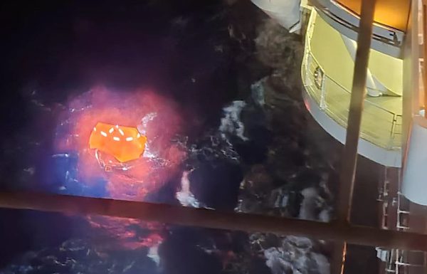 Κρουαζιερόπλοιο διέσωσε 6 ναυτικούς από φορτηγό πλοίο που ανατράπηκε- 6 ακόμη άνθρωποι αγνοούνται