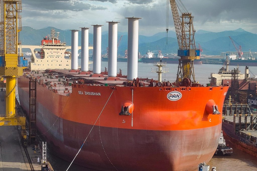 Εγκατάσταση μηχανισμού πρόωσης με την βοήθεια του ανέμου σε πλοίο 325,000 τόνων!