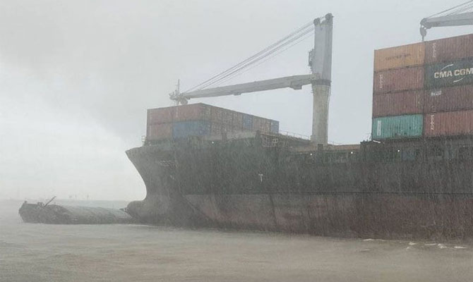 Πλοίο μεταφοράς κοντέινερ συγκρούστηκε με φορτηγίδα και την βούλιαξε (Βίντεο+Φωτο)